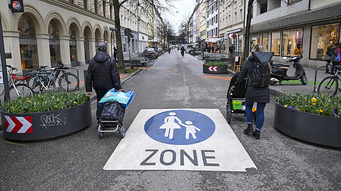 Viel Platz vor allem für Fußgänger bietet der Verkehrsversuch in der Weißenburger Straße, zwischen Weißenburger und Pariser Platz.
