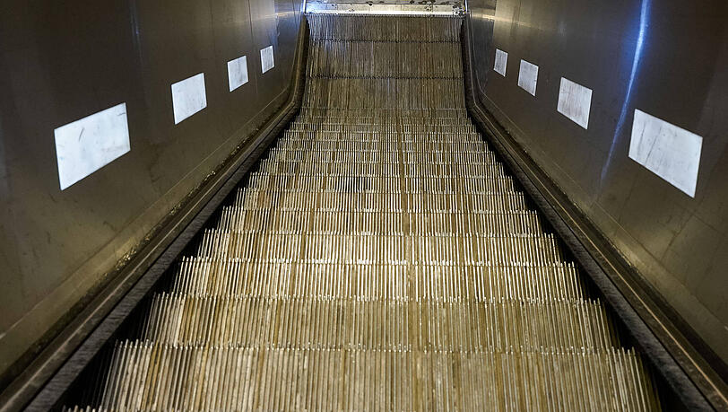 Die Rolltreppe werde wegen der Arbeiten voraussichtlich einen Monat lang nicht zur Verfügung stehen, teilt die Deutsche Bahn mit. Die Rolltreppe werde wegen der Arbeiten voraussichtlich einen Monat lang nicht zur Verfügung stehen, teilt die Deutsche Bahn mit.