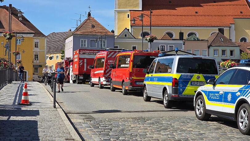 Die Feuerwehr verd&uuml;nnte die S&auml;ure und leitete den Stoff in eine Kl&auml;ranlage.