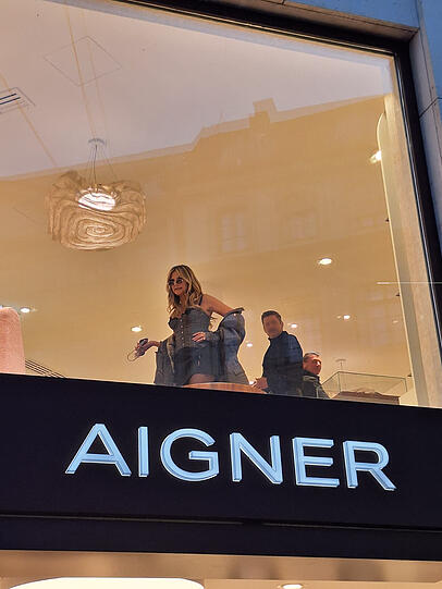 Heidi Klum im ersten Stock des Aigner-Stores in der Theatinerstraße in München Heidi Klum im ersten Stock des Aigner-Stores in der Theatinerstraße in München