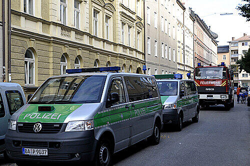 Angst vor einem Wiesn-Anschlag 2009: Die Polizei führt einen Verdächtigen ab.