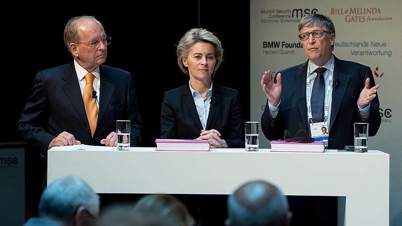 Der Leiter der Münchner Sicherheitskonferenz Wolfgang Ischinger (l-r), Bundesverteidigungsministerin Ursula von der Leyen (CDU) und Microsoftgründer Bill Gates nehmen während der Münchner Sicherheitskonferenz an einer Pressekonferenz teil.