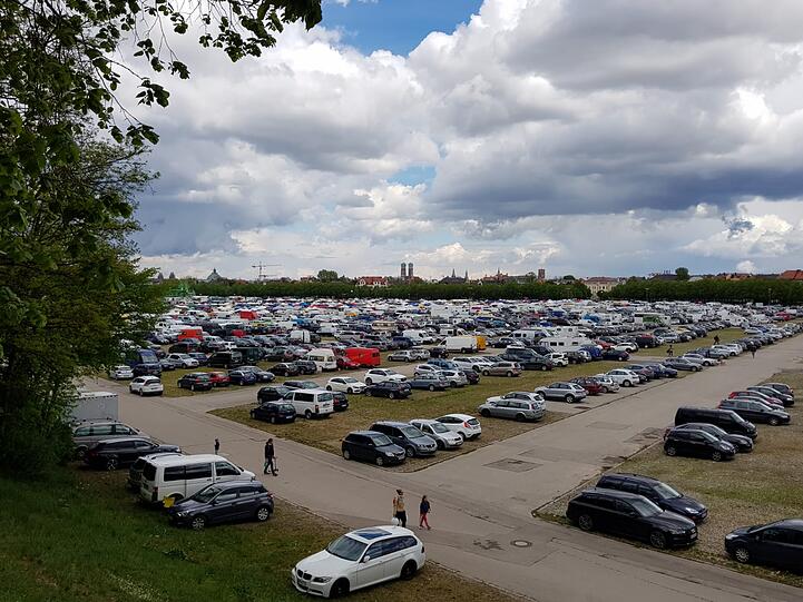 Der Flohmarkt auf der Theresienwiese - die letzten Schnäppchen gab's am Nachmittag.