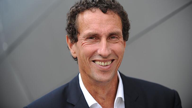 Julian Nida-Rümelin lehrt seit 2004 an der Ludwig-Maximilians-Universität München. Seine Spezialgebiete sind Entscheidungs- und Rationalitätstheorie, theoretische und angewandte Ethik, politische Philosophie und Erkenntnistheorie. Er war Kulturreferent der Landeshauptstadt München und Kulturstaatsminister im ersten Kabinett Schröder.