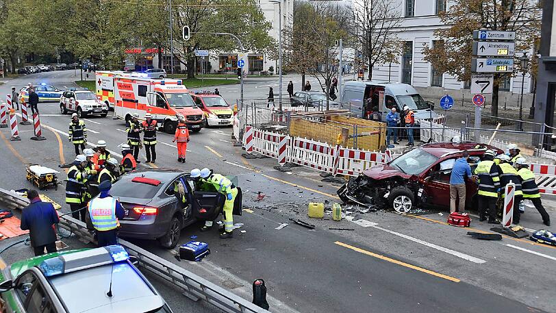 Eingeklemmt: Mit Hilfe eines Hydraulischen Rettungssatzes wurde der schwer verletzte Unfallverursacher aus seinem Wagen befreit.