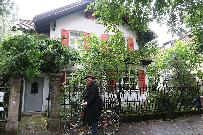 Der aus dem Viertel stammende Rapper Manekin Peace vor dem Haus in der August-Exter-Straße 15.