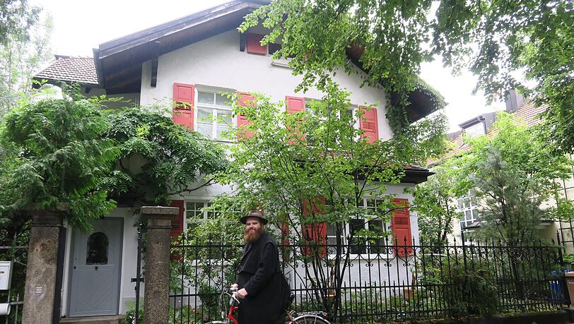 Der aus dem Viertel stammende Rapper Manekin Peace vor dem Haus in der August-Exter-Straße 15. Der aus dem Viertel stammende Rapper Manekin Peace vor dem Haus in der August-Exter-Straße 15.