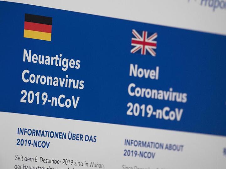 Ein Hinweisschild informiert in der Quarantänehalle auf dem Gelände des Flughafens in Frankfurt über das Corona-Virus.
