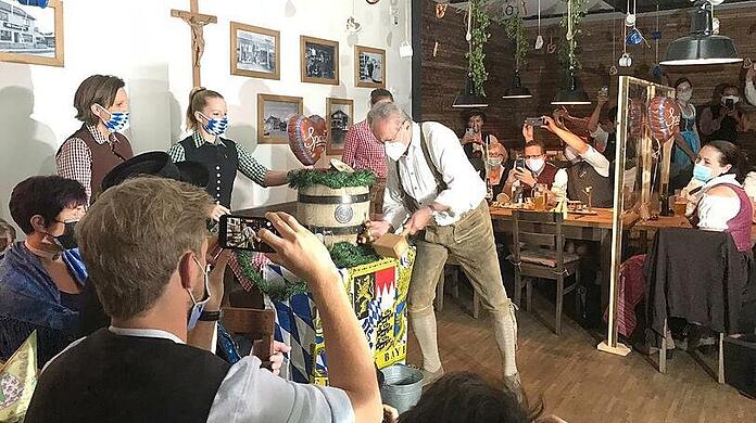 Anzapfen mal anders: Alt-OB Christian Ude 2020 bei der Wirtshaus-Wiesn im Schiller-Bräu.