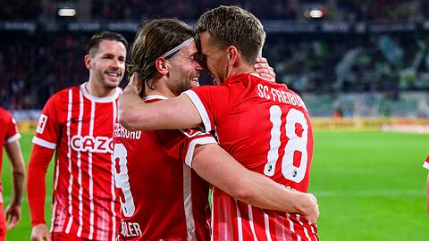 Nils Petersen (r) traf in seinem letzten Heimspiel für Freiburg zum 2:0-Endstand.