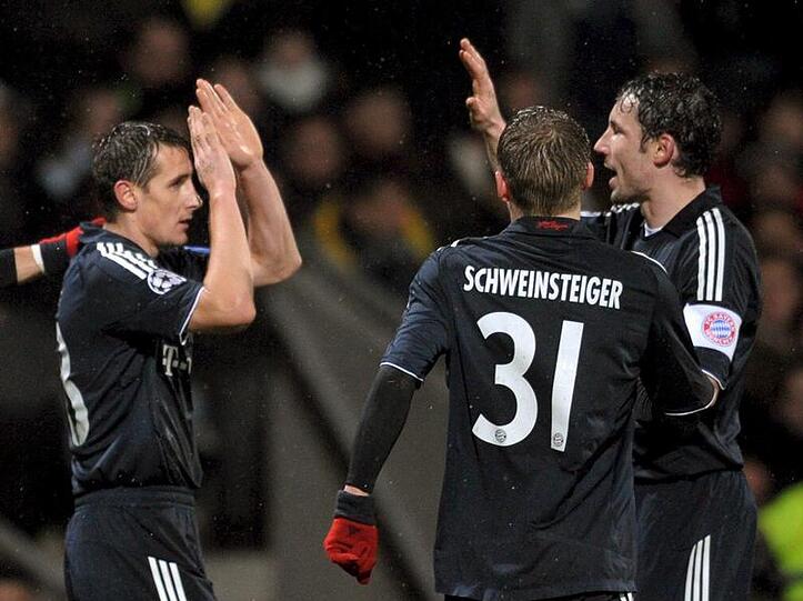 Bayerns Klose (l), Schweinsteiger (M) und van Bommel feiern das 3:0.