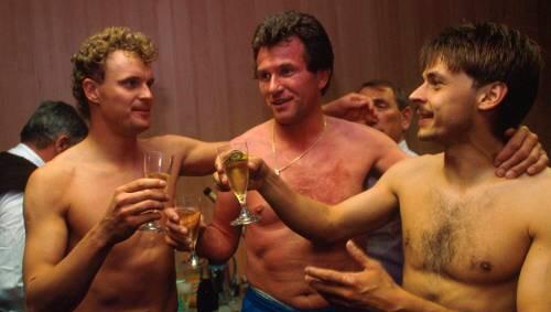 Roland Wohlfarth (l.) feiert mit Trainer Jupp Heynckes und Olaf Thon (r.) die Meisterschaft 1989. Roland Wohlfarth (l.) feiert mit Trainer Jupp Heynckes und Olaf Thon (r.) die Meisterschaft 1989.