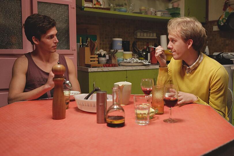 Geoffrey (Wade Briggs, links), Josh (Josh Thomas) und ihre Freunde k&auml;mpfen mit den neuen Verantwortungen als junge Erwachsene.