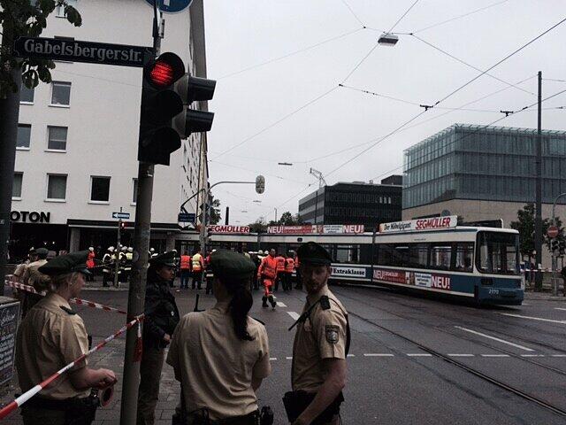 In München ist eine Trambahn entgleist und gegen ein Haus geprallt.