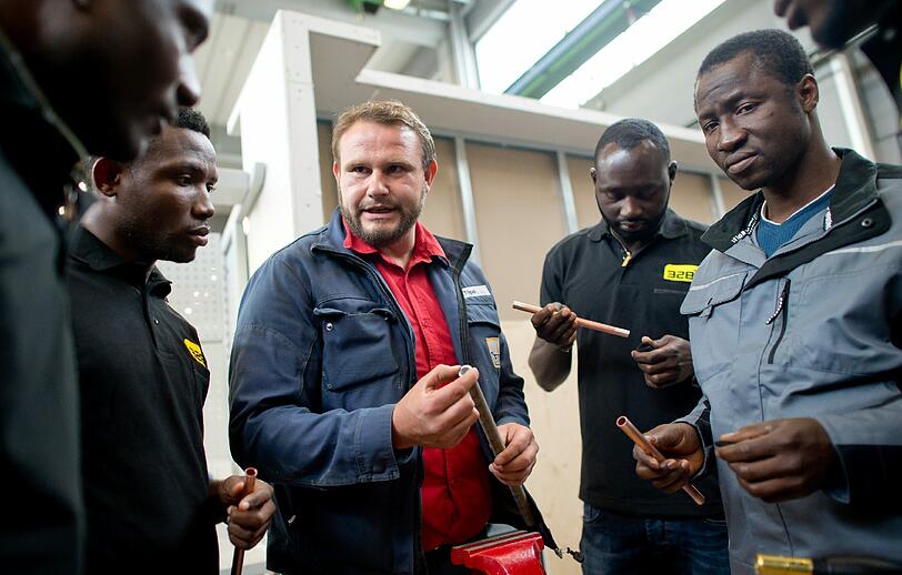 In mehrwöchigen Kursen können Flüchtlinge in der Lernwerkstatt erste Erfahrungen in verschiedenen Handwerksberufen sammeln.