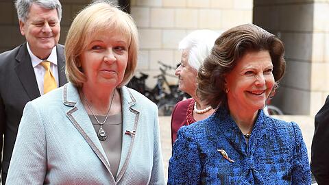 Königin Silvia von Schweden wird in Düsseldorf von der nordrhein-westfälischen Ministerpräsidentin Hannelore Kraft empfangen.
