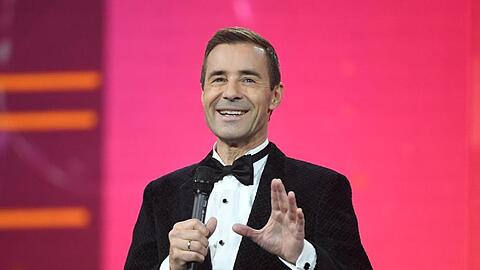 Moderator Kai Pflaume spricht während der Fernsehgala "Goldene Henne". Foto: Hendrik Schmidt