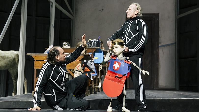 Michael Pietsch (links), Puppenbauer und Schauspieler, der hauptsächlich die Toller-Marionette führt, mit Walter Hess.
