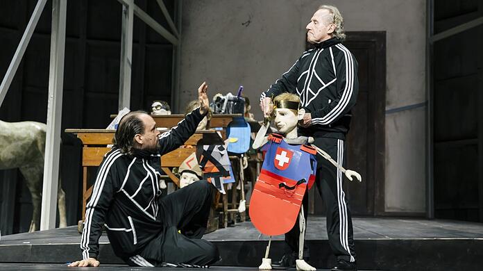 Michael Pietsch (links), Puppenbauer und Schauspieler, der hauptsächlich die Toller-Marionette führt, mit Walter Hess.