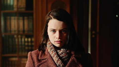 Sophie Scholl (Luna Wedler) wurde beim Verteilen von Flugblättern erwischt.