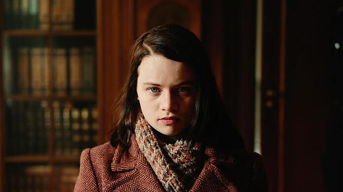 Sophie Scholl (Luna Wedler) wurde beim Verteilen von Flugblättern erwischt.