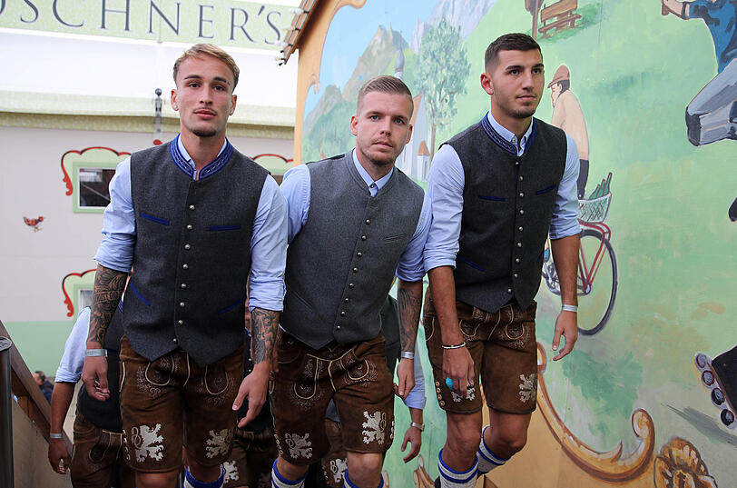 Die Löwen beim traditionellen Wiesn-Besuch im "Himmel der Bayern", dem Hacker-Pschorr-Festzelt.