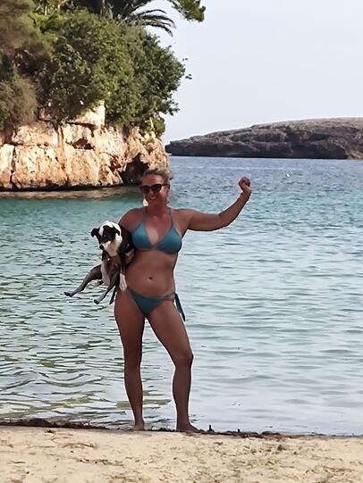 Ehefrau Regine mit Mischlingsrüde Elivs an der Südostküste Cala D'Or.