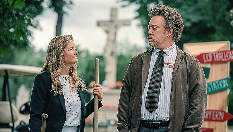 Grundverschieden, aber zur Zusammenarbeit gezwungen:Friedhofsleiterin Fink (Julia Jentsch) und ihr Stellvertreter Wondratschek (Nicholas Ofczarek).  Foto: Prime Video
