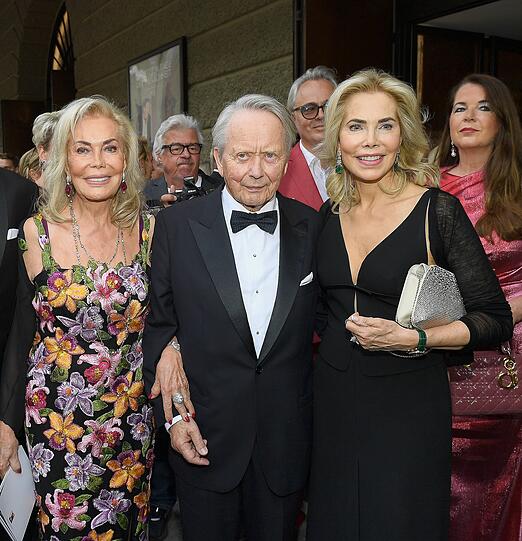 Dr. Gabriela Prinzessin zu Leiningen (re.) mit Partner Dr. Wolfgang Porsche und Mutter Renate Thyssen-Henne (li.)