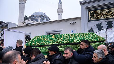 Ein Sarg wird nach dem Trauergebet vor der Beerdigung eines 62-J&auml;hrigen aus der Neuk&ouml;llner Sehitlik-Moschee getragen.