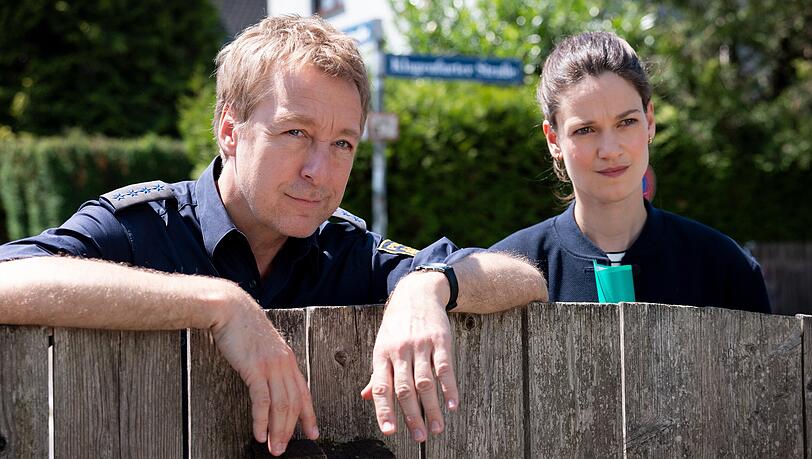 In der neuen Folge "Die Rosenheim-Cops" ermittelt Julia Beck (Michaela Weingartner, l.) mit Michi Mohr (Max M&uuml;ller, r.).