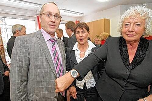 Ex-Familienministerin Renate Schmidt (r.) hier mit Sophia-Chef Anton Zahneisen, ist vom Notrufarmband begeistert.