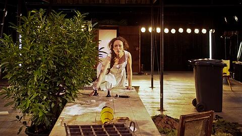 Klassiker im radikal jungen Gewand: Gretchen (Ella Gaiser) in Moritz Schöneckers &bdquo;Faust&ldquo;-Inszenierung.
