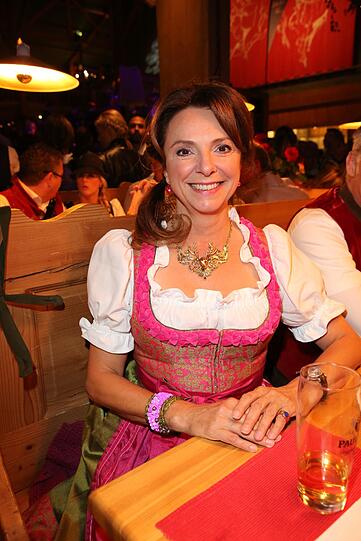 BR-Moderatorin Uschi Dämmrich von Luttitz strahlt.