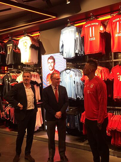 Der neugestaltete Fan-Shop in der Säbenerstraße wurde am Dienstag offiziell eröffnet. Die Bilder!