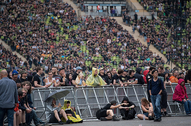 Rock und Regen - die Bilder vom Sonntag auf dem "Rockavaria" mit dem Iron-Maiden-Konzert als Höhepunkt.