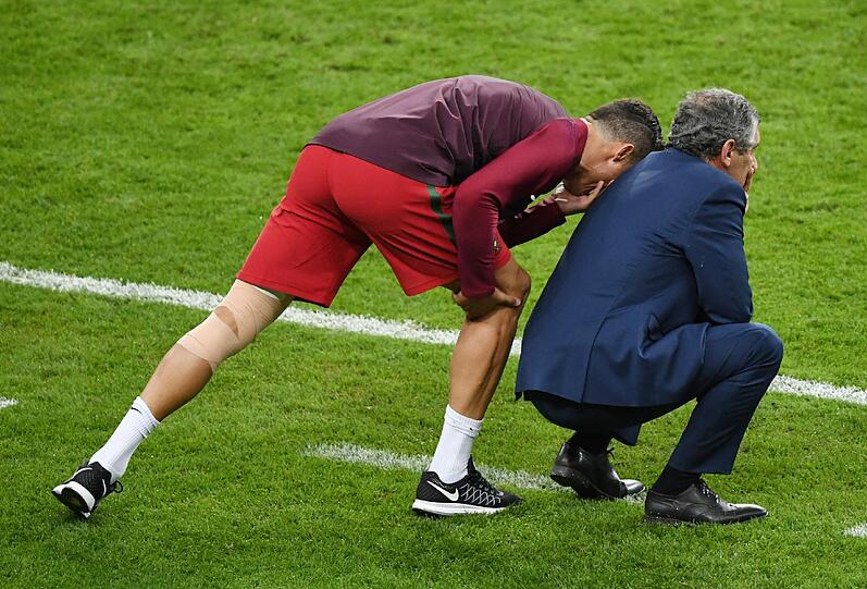 Das Ronaldo-Drama: Auf und Ab des portugiesischen Superstars im EM-Finale gegen Gastgeber Frankreich. Die einmaligen Bilder von Ronaldo, der von der tragischen Figur zum weltbesten Co-Trainer mutierte und dann zum großen Triumphator wurde.