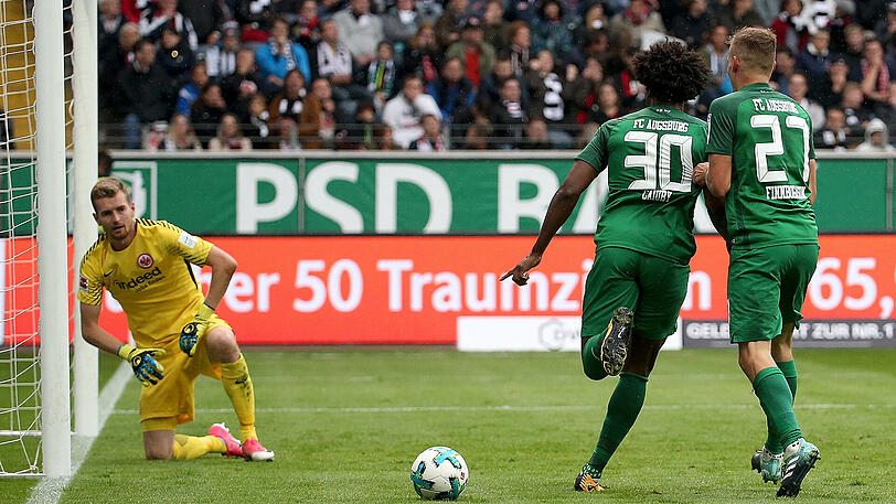 Starker Auftritt in Frankfurt: Der Augsburger Francisco da Silva Caiuby (M) freut sich mit Alfred Finnbogason (R) über sein Tor zum 2:0 gegen die Eintracht.