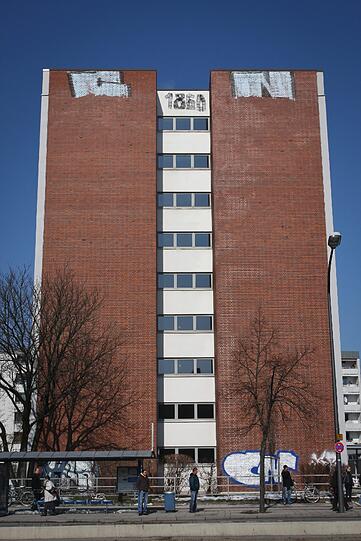 ...zeigt ein Hochhaus, wie die Sechzger-Ultras gerne Häuser schmücken: "CN" steht dort für "Cosa Nostra". So nennen sich die Ultras der Löwen. Fertig geworden sind sie mit diesem Riesen-Schriftzug nicht.