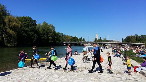 Auf geht&rsquo;s in die Isar. Heute wird im temporären Isarflussbad geschwommen.