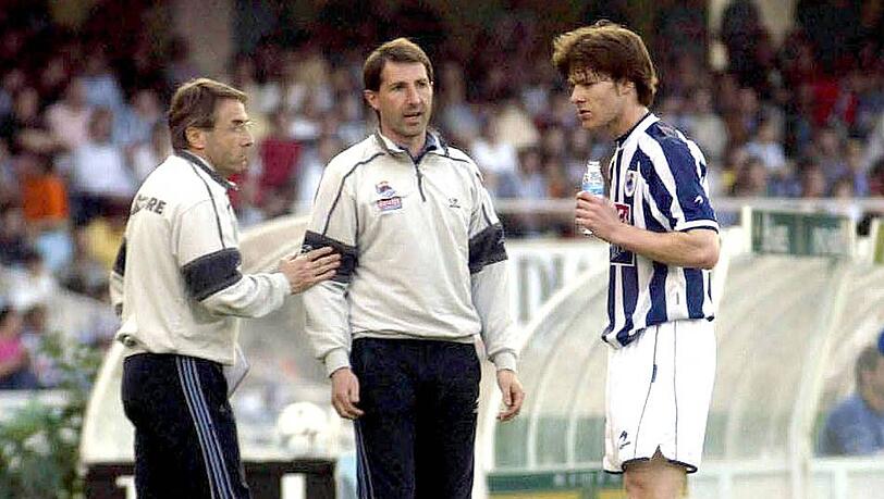 Maestro in the Making: Der 22-jährige Xabi Alonso (r.) holt sich bei Trainer Raynald Denoueix (l.) im Mai 2003 taktische Instruktionen ab. Maestro in the Making: Der 22-jährige Xabi Alonso (r.) holt sich bei Trainer Raynald Denoueix (l.) im Mai 2003 taktische Instruktionen ab.