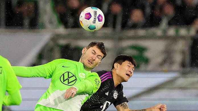 Germany, Wolfsburg, 20.12.2023, Volkswagen Arena, VfL Wolfsburg vs FC Bayern Muenchen - 1. Bundesliga, Jonas Wind VfL Wolfsburg und Minjae Kim FC Bayern Muenchen battle for the ball Wolfsburg Volkswagen Arena Germany *** Germany, Wolfsburg, 20 12 2023, Volkswagen Arena, VfL Wolfsburg vs FC Bayern Muenchen 1 Bundesliga, Jonas Wind VfL Wolfsburg and Minjae Kim FC Bayern Muenchen battle for the ball Wolfsburg Volkswagen Arena Germany eu-images-108