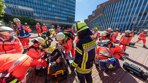 Helfer des BRK bei einer Katastrophenschutzübung in Erlangen.