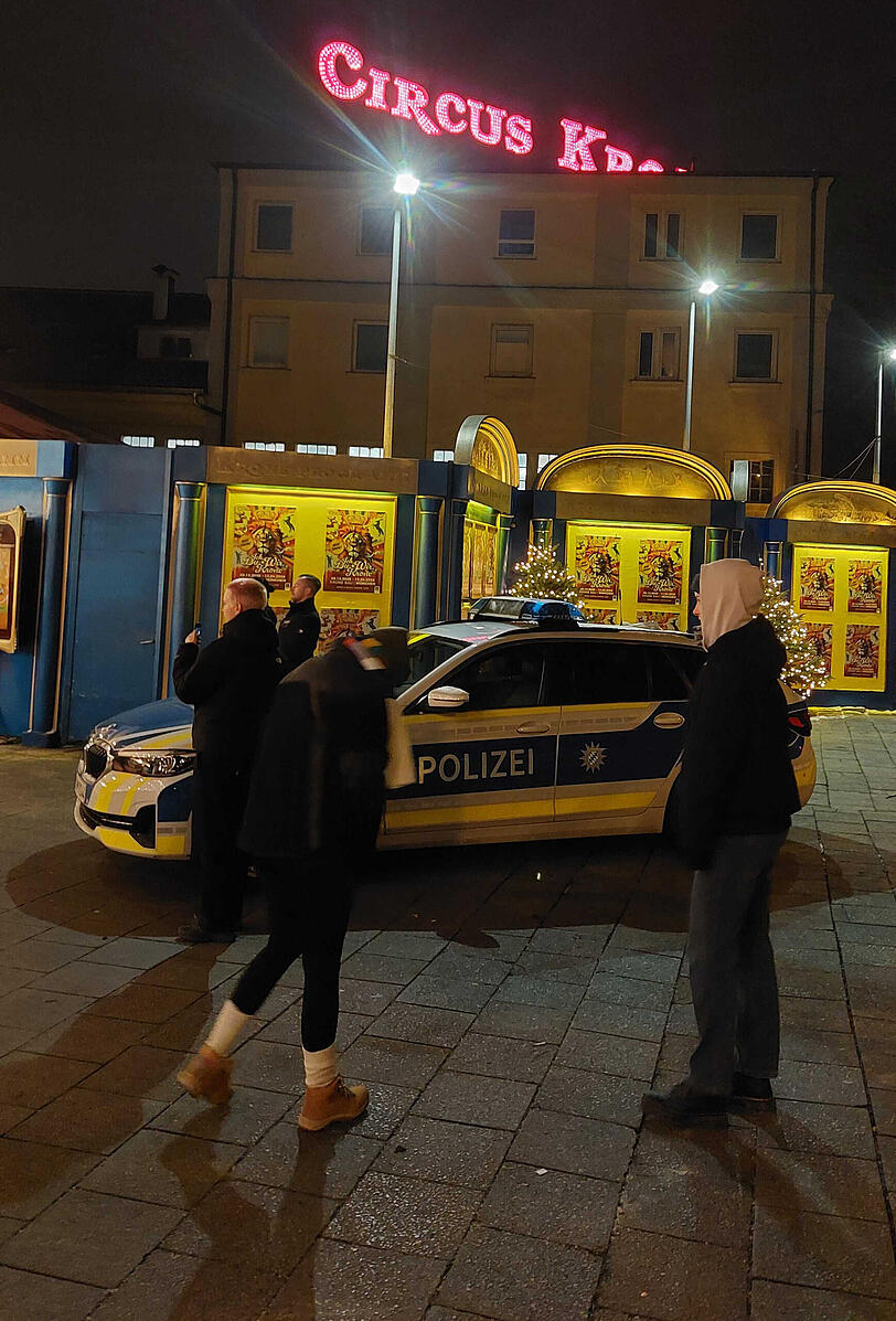 Einsatzkr&auml;fte der Polizei sind bei einem Einsatz bei der Premiere im M&uuml;nchner Circus Krone. Eigentlich wollte der Circus Krone in M&uuml;nchen am ersten Weihnachtstag nur sein Winterprogramm er&ouml;ffnen. Doch dabei kam es zu einem unvorhergesehenen Vorfall. +++ dpa-Bildfunk +++