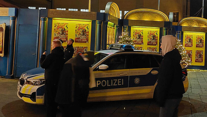 Einsatzkräfte der Polizei sind bei einem Einsatz bei der Premiere im Münchner Circus Krone. Eigentlich wollte der Circus Krone in München am ersten Weihnachtstag nur sein Winterprogramm eröffnen. Doch dabei kam es zu einem unvorhergesehenen Vorfall. +++ dpa-Bildfunk +++ Einsatzkräfte der Polizei sind bei einem Einsatz bei der Premiere im Münchner Circus Krone. Eigentlich wollte der Circus Krone in München am ersten Weihnachtstag nur sein Winterprogramm eröffnen. Doch dabei kam es zu einem unvorhergesehenen Vorfall. +++ dpa-Bildfunk +++