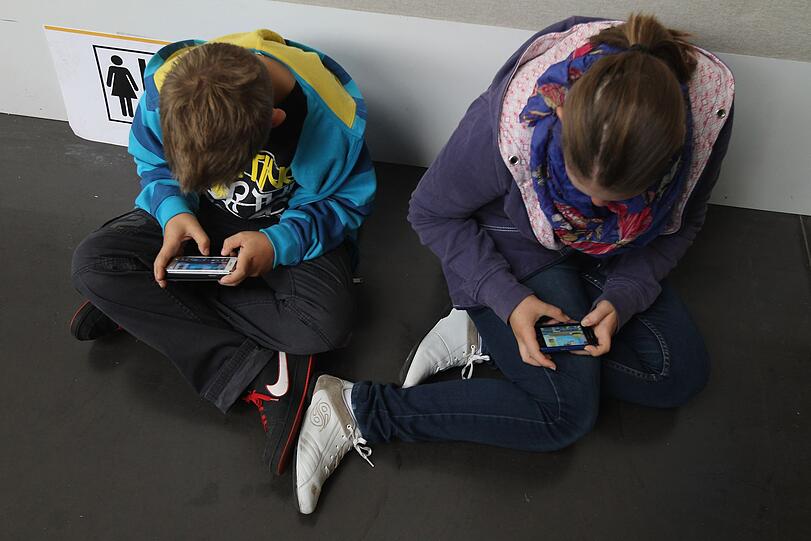 Nicht alle Inhalte, die Kinder und Jugendliche auf dem Smartphone finden, sind wirklich gut für sie geeignet. Nicht alle Inhalte, die Kinder und Jugendliche auf dem Smartphone finden, sind wirklich gut für sie geeignet.