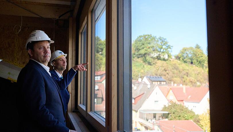 Klingbeil schaut sich an, wo mit Geld aus seinem Sondervermögen gebaut wird. (Archivbild) Klingbeil schaut sich an, wo mit Geld aus seinem Sondervermögen gebaut wird. (Archivbild)