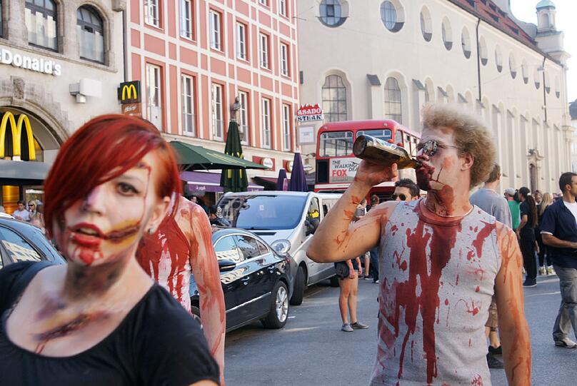 Die neue Staffel von "The Walking Dead" startet demnächst wieder bei FOX. Fans dieser Thriller- Reihe aus aller Welt feiern das auf sehr spekakuläre Art und Weise: Mit einem Zombiewalk. Übel zugerichtet und mit Kunstblut übersät erschrecken gut 700 Fans die Münchner am Karlsplatz Stachus. Die schrägsten Bilder.