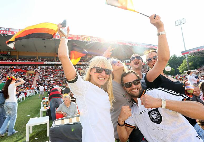 Ein Public Viewing der etwas anderen Art wartet in der "Alten Försterei" in Berlin auf die Fans - im größten Wohnzimmer der Republik feiert man dort zusammen die WM.