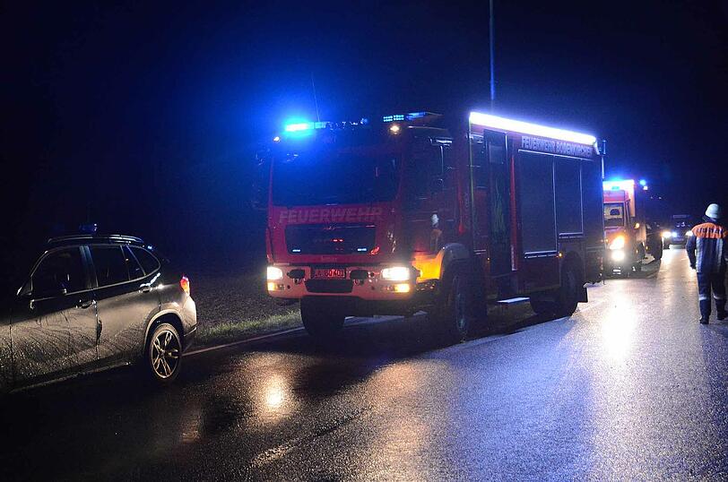 Glatteisunfall auf der B299 - die Bilder vom Rettungseinsatz.